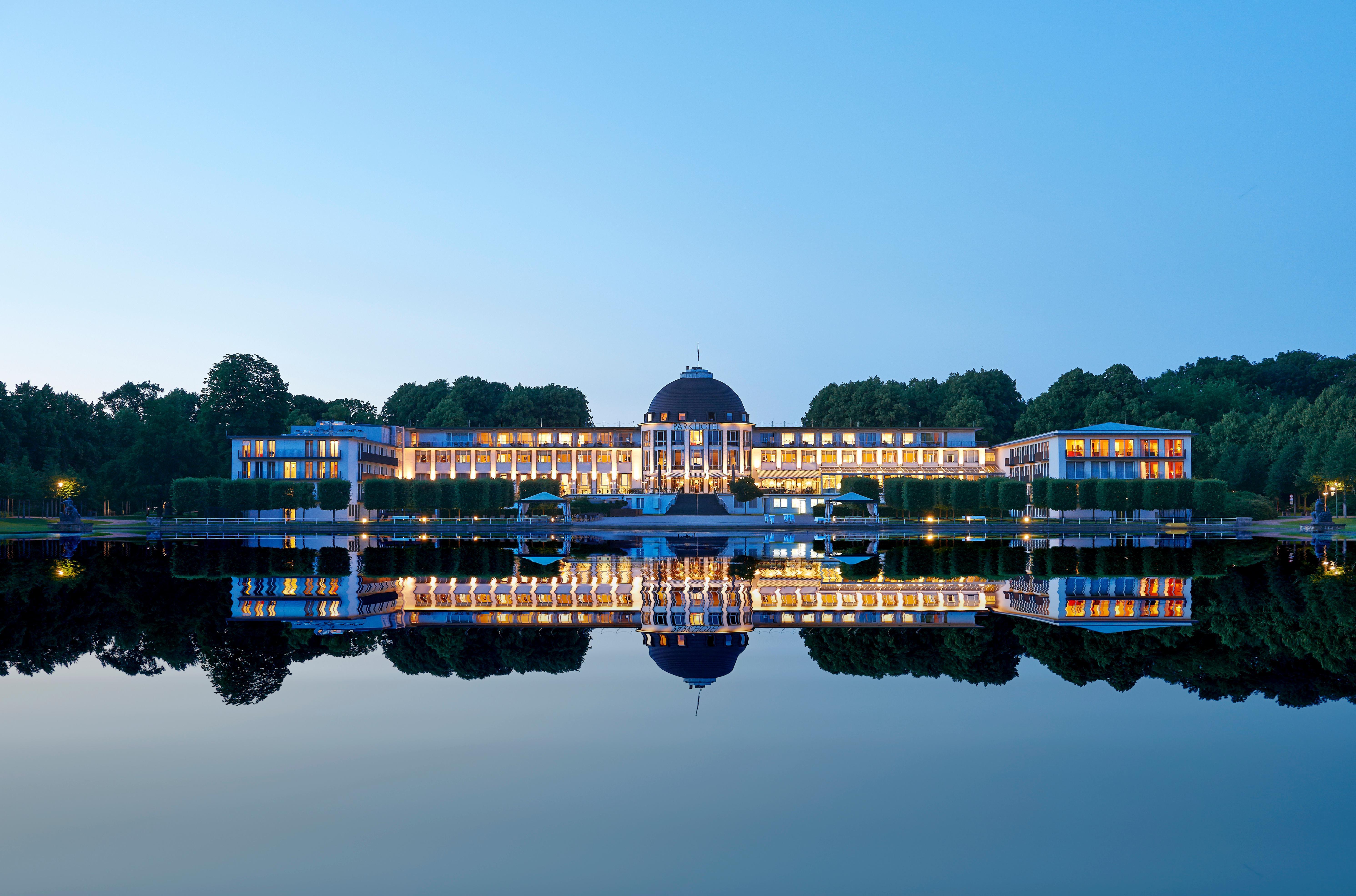โรงแรมพาร์ค เบรเมิน เบรเมน ภายนอก รูปภาพ The hotel at night