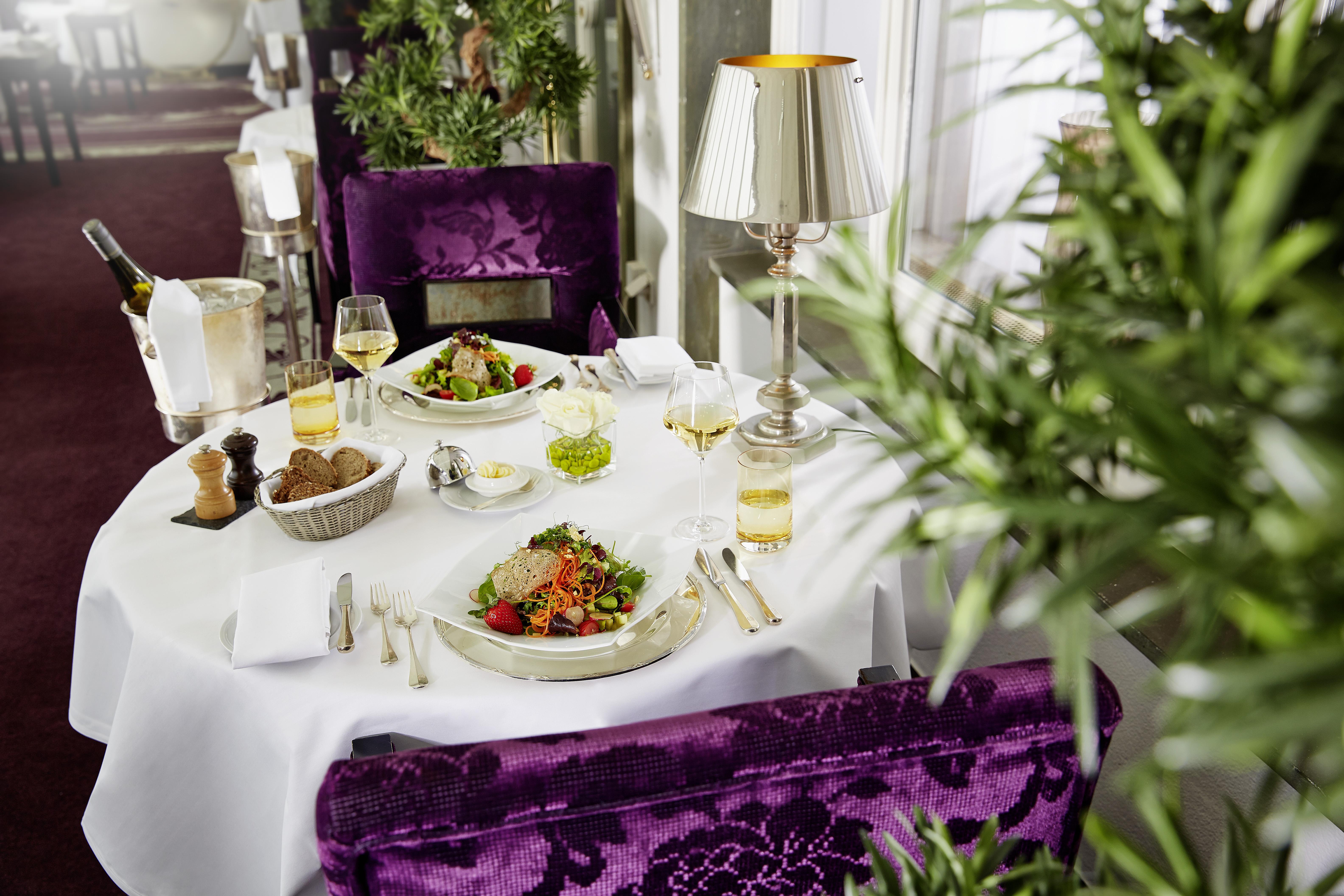 โรงแรมพาร์ค เบรเมิน เบรเมน ภายนอก รูปภาพ A table set for dinner