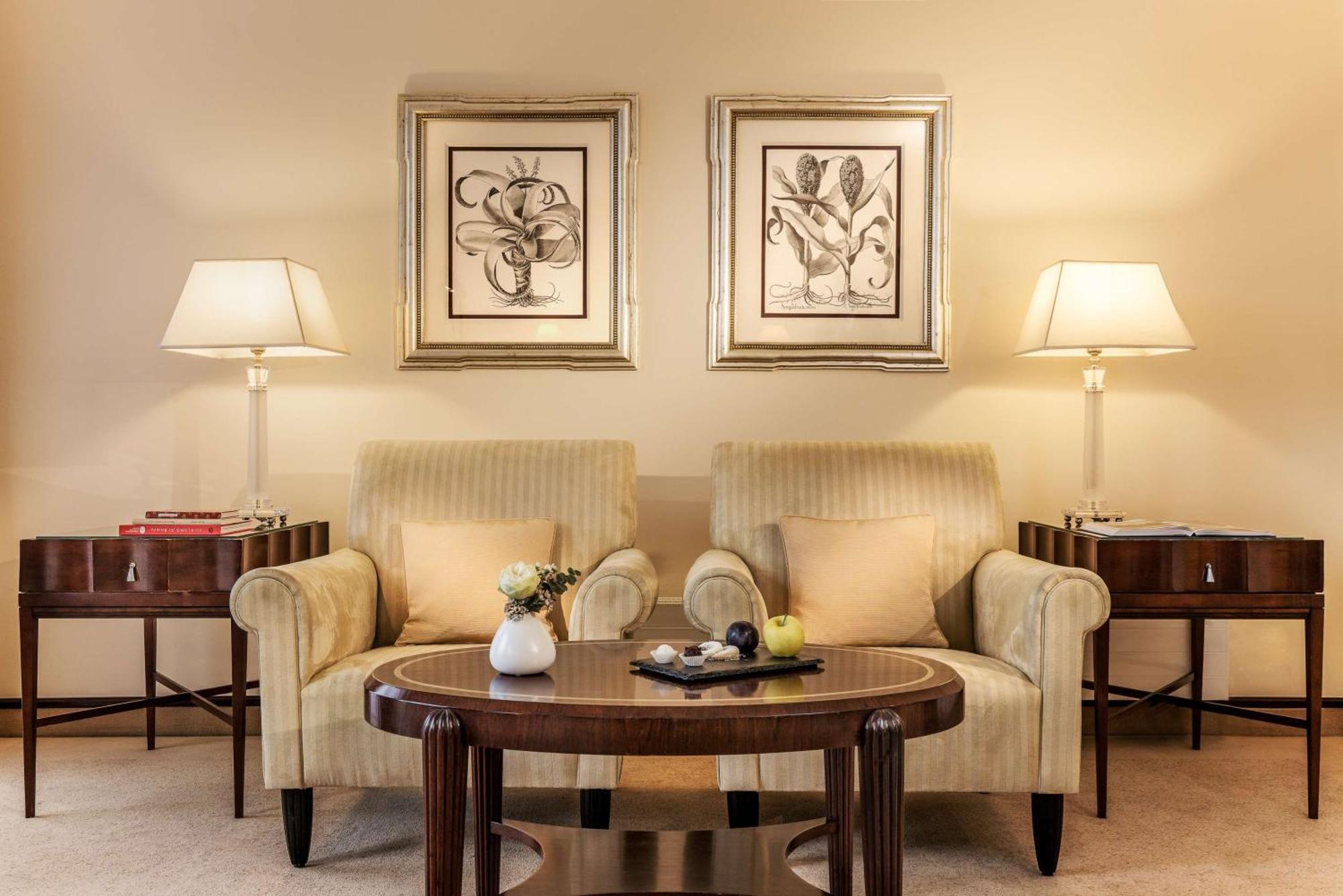 โรงแรมพาร์ค เบรเมิน เบรเมน ภายนอก รูปภาพ A living room at The Ritz-Carlton, Dubai