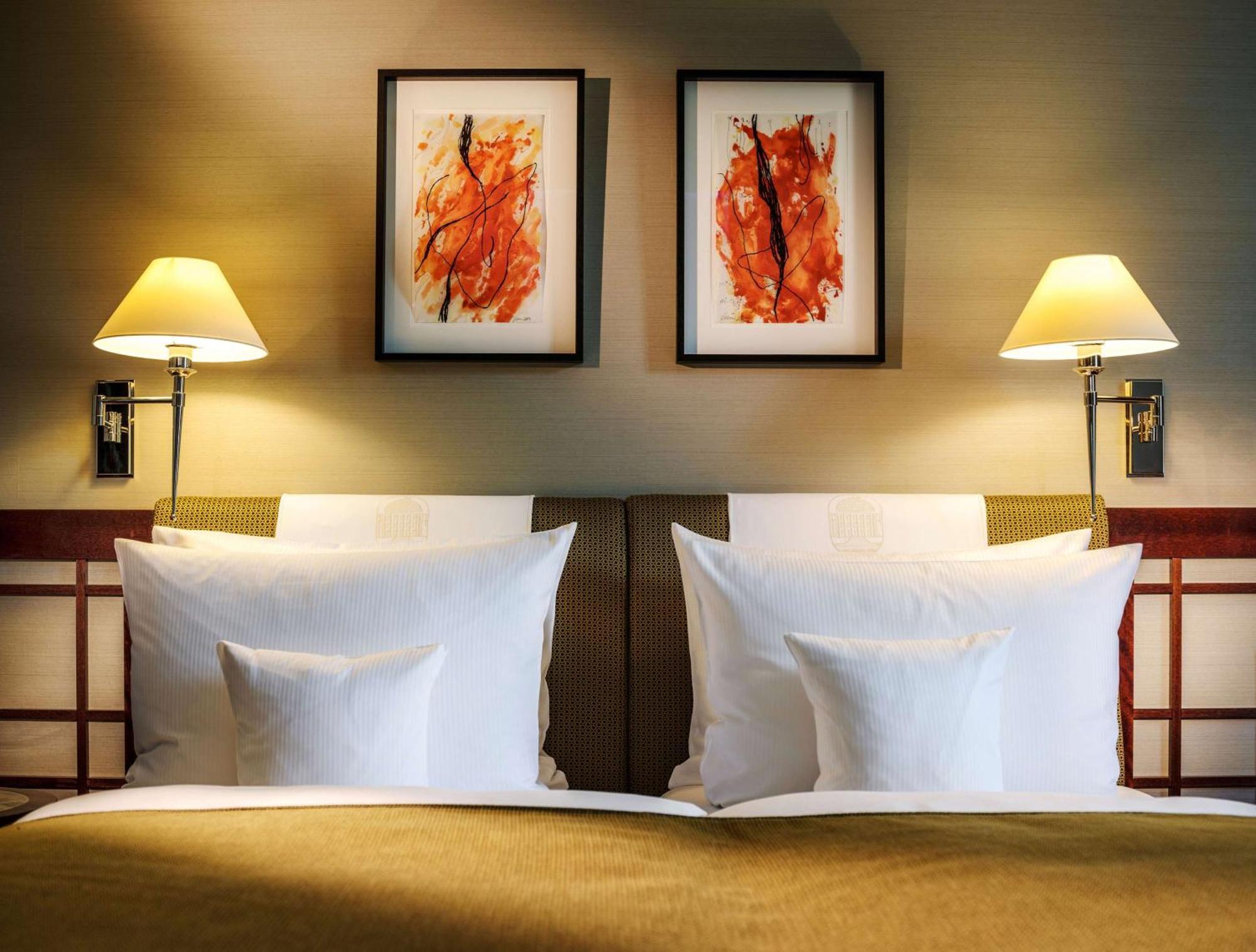 โรงแรมพาร์ค เบรเมิน เบรเมน ภายนอก รูปภาพ A bed with two pillows